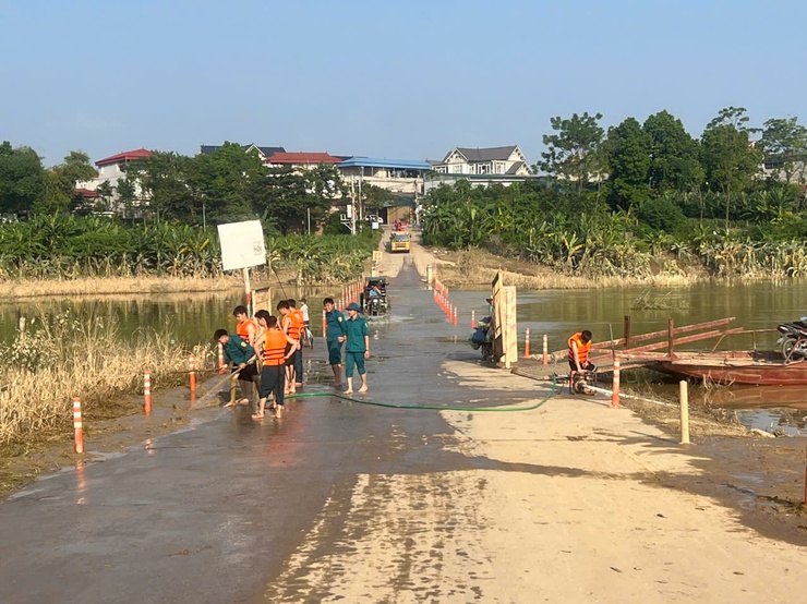 Lực lượng quân sự xã Minh Châu ra quân vệ sinh môi trường, làm đẹp tuyến ngầm tràn chuẩn bị cho Lễ khai trương tuyến xe Bus- Ảnh 2.