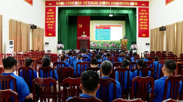 Đoàn xã Ứng Hoà tổ chức hoạt động về nguồn, thăm "địa chỉ đỏ" tại Đình làng Hoà Chanh- Ảnh 2.