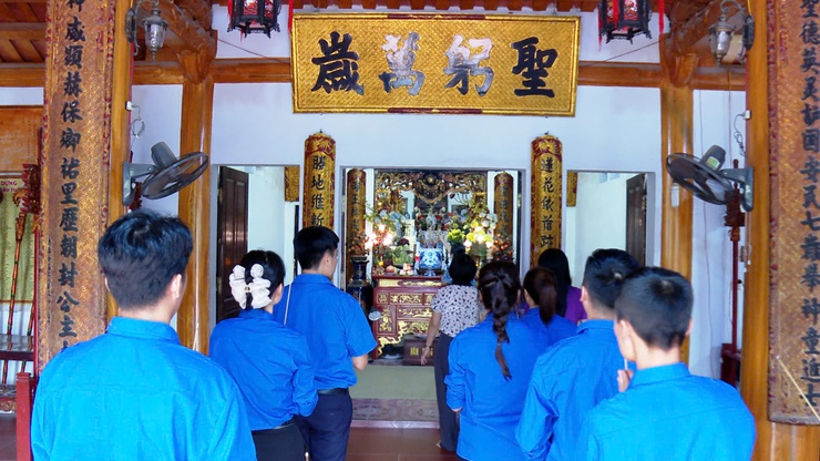 Đoàn xã Ứng Hoà tổ chức hoạt động về nguồn, thăm "địa chỉ đỏ" tại Đình làng Hoà Chanh- Ảnh 4.