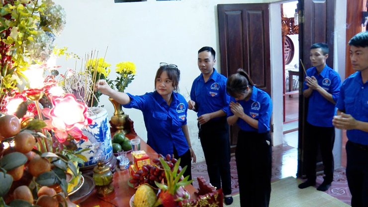 Đoàn xã Ứng Hoà tổ chức hoạt động về nguồn, thăm "địa chỉ đỏ" tại Đình làng Hoà Chanh- Ảnh 6.