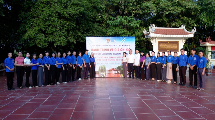 Đoàn xã Ứng Hoà tổ chức hoạt động về nguồn, thăm "địa chỉ đỏ" tại Đình làng Hoà Chanh- Ảnh 3.