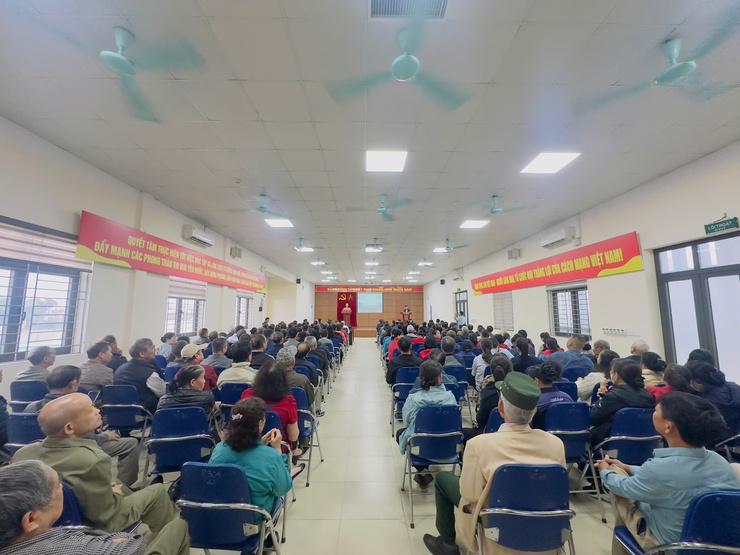 PHƯỜNG LĨNH NAM TĂNG CƯỜNG TUYÊN TRUYỀN, PHỔ BIẾN KIẾN THỨC VỀ BẢO VỆ MÔI TRƯỜNG, HƯỞNG ỨNG CHIẾN DỊCH SÁNG - XANH - SẠCH - ĐẸP TRÊN ĐỊA BÀN PHƯỜNG- Ảnh 11.