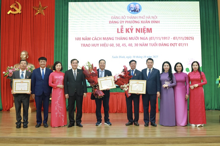 Xuân Đỉnh: 45 đảng viên được trao Huy hiệu Đảng đợt 7/11- Ảnh 4.