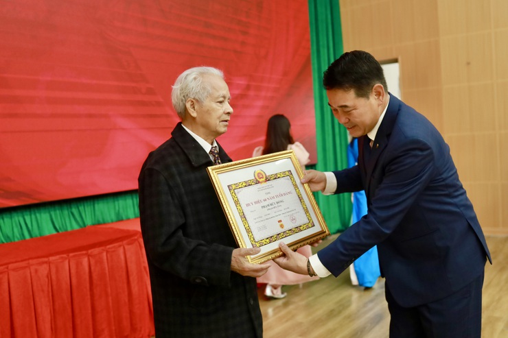 Xuân Đỉnh: 45 đảng viên được trao Huy hiệu Đảng đợt 7/11- Ảnh 1.