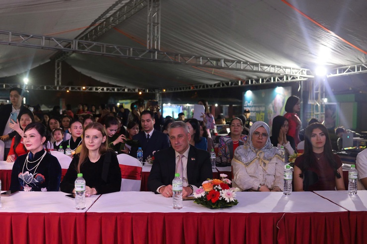 Lung linh sắc Việt trong chương trình Áo dài Fashion Show - Ảnh 4.