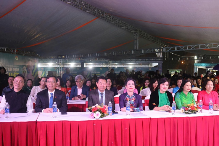 Lung linh sắc Việt trong chương trình Áo dài Fashion Show - Ảnh 2.