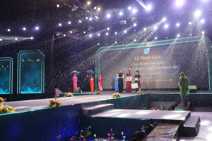 Lung linh sắc Việt trong chương trình Áo dài Fashion Show - Ảnh 1.