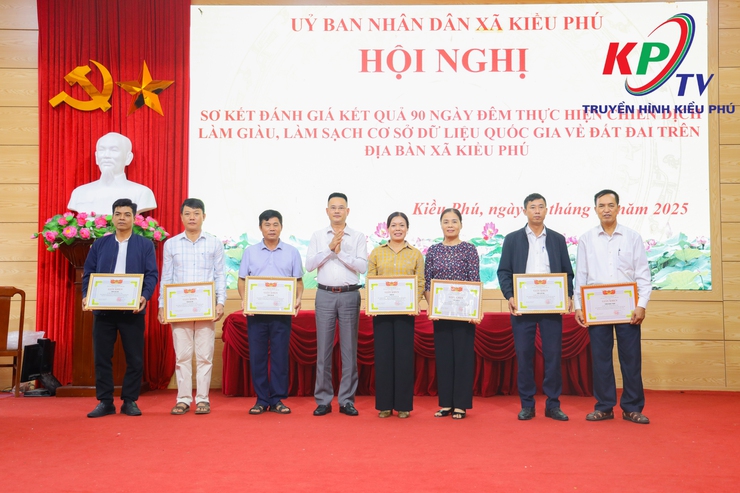 UBND xã Kiều Phú tổ chức hội nghị đánh giá việc triển khai thực hiện tiến độ Chiến dịch “90 ngày đêm làm sạch dữ liệu quốc gia về đất đai”- Ảnh 5.