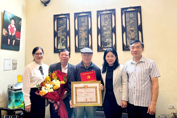 Trao Huy hiệu 65 năm và 60 năm tuổi Đảng tại nhà riêng cho đảng viên lão thành phường Thanh Xuân- Ảnh 1.