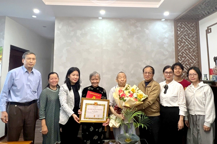 Trao Huy hiệu 65 năm và 60 năm tuổi Đảng tại nhà riêng cho đảng viên lão thành phường Thanh Xuân- Ảnh 2.