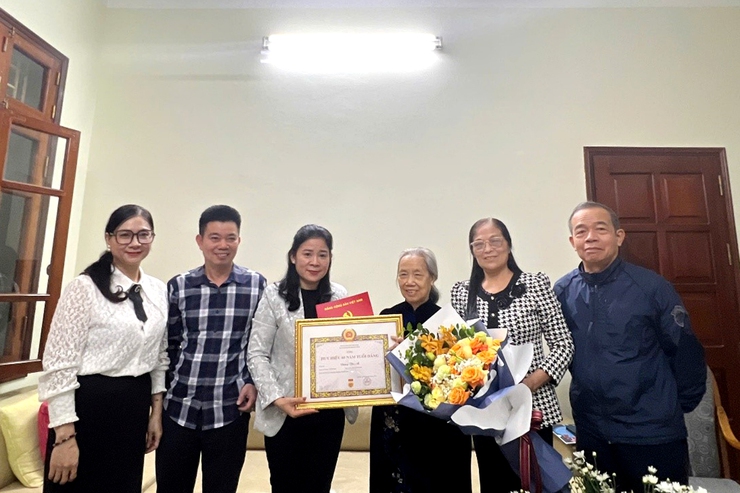 Trao Huy hiệu 65 năm và 60 năm tuổi Đảng tại nhà riêng cho đảng viên lão thành phường Thanh Xuân- Ảnh 3.