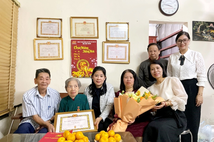Trao Huy hiệu 65 năm và 60 năm tuổi Đảng tại nhà riêng cho đảng viên lão thành phường Thanh Xuân- Ảnh 4.