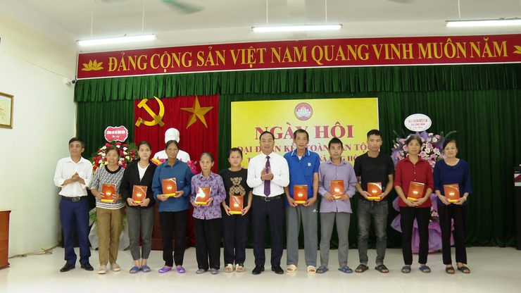 ĐỒNG CHÍ NGUYỄN TIẾN THIẾT – BÍ THƯ ĐẢNG ỦY XÃ ỨNG HÒA DỰ NGÀY HỘI ĐẠI ĐOÀN KẾT TOÀN DÂN TỘC TẠI THÔN CUNG THUẾ.- Ảnh 5.