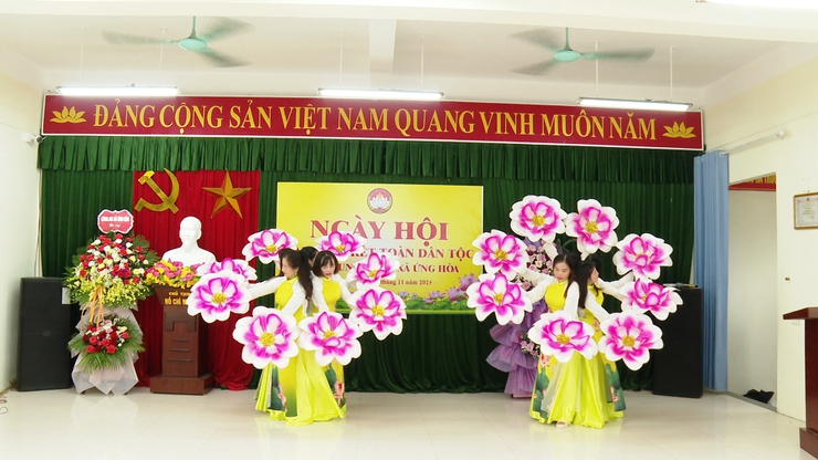 ĐỒNG CHÍ NGUYỄN TIẾN THIẾT – BÍ THƯ ĐẢNG ỦY XÃ ỨNG HÒA DỰ NGÀY HỘI ĐẠI ĐOÀN KẾT TOÀN DÂN TỘC TẠI THÔN CUNG THUẾ.- Ảnh 8.