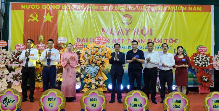 Các đồng chí lãnh đạo xã Đoài Phương chung vui ngày hội đại đoàn kết tại các thôn- Ảnh 2.