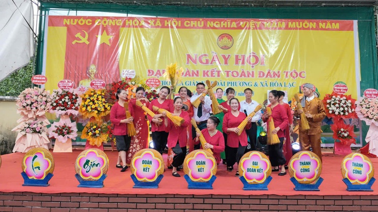 Các đồng chí lãnh đạo xã Đoài Phương chung vui ngày hội đại đoàn kết tại các thôn- Ảnh 1.