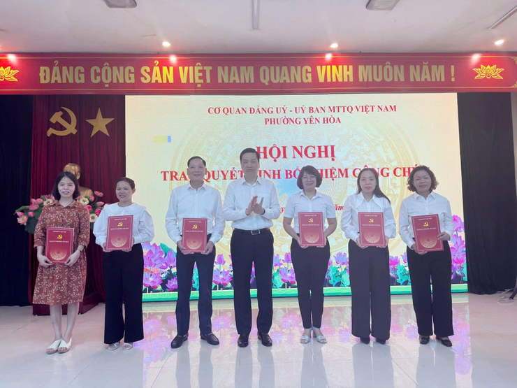 Phường Yên Hoà tổ chức hội nghị trao quyết định của Ban Tổ chức Thành uỷ về việc chuyển đổi cán bộ, công chức cấp xã - Ảnh 1.