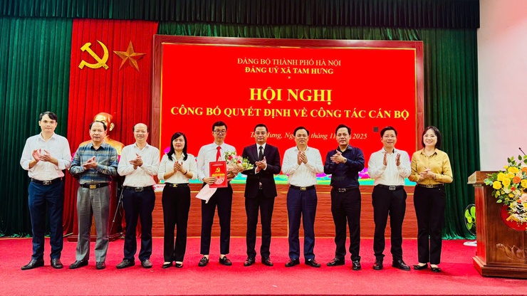 Đảng ủy xã Tam Hưng công bố Quyết định về công tác cán bộ- Ảnh 2.