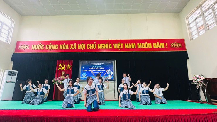 Trường THCS Đại Kim tổ chức chiến dịch "Không một mình" nhằm nâng cao hiểu biết và kĩ năng sử dụng mạng an toàn cho học sinh.- Ảnh 3.