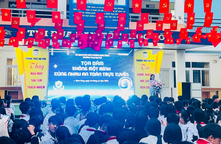 Trường THCS Đại Kim tổ chức chiến dịch "Không một mình" nhằm nâng cao hiểu biết và kĩ năng sử dụng mạng an toàn cho học sinh.- Ảnh 2.