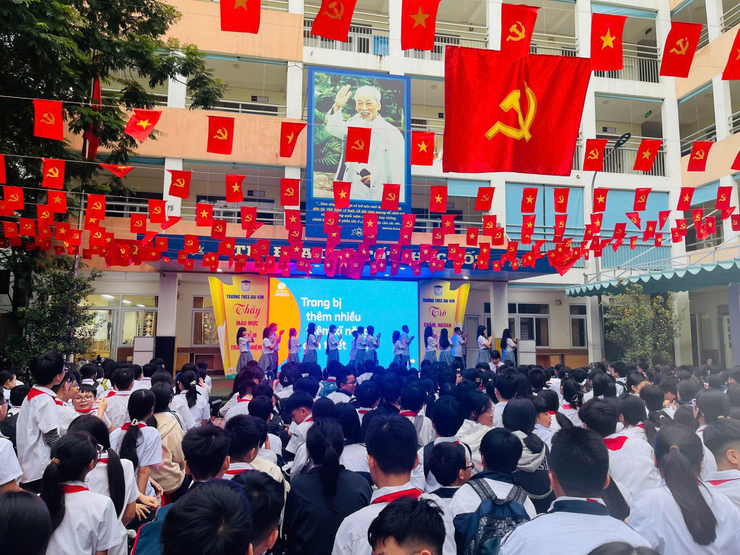 Trường THCS Đại Kim tổ chức chiến dịch "Không một mình" nhằm nâng cao hiểu biết và kĩ năng sử dụng mạng an toàn cho học sinh.- Ảnh 1.