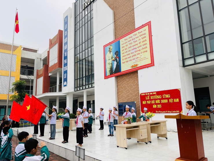 Các trường học trên địa bàn xã Phú Xuyên tích cực hưởng ứng Ngày Pháp luật Việt Nam năm 2025
- Ảnh 1.