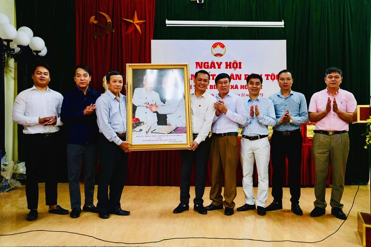 Thôn Thái Bình vui ngày hội Đại đoàn kết trao tặng quà cho các hộ khó khăn- Ảnh 2.