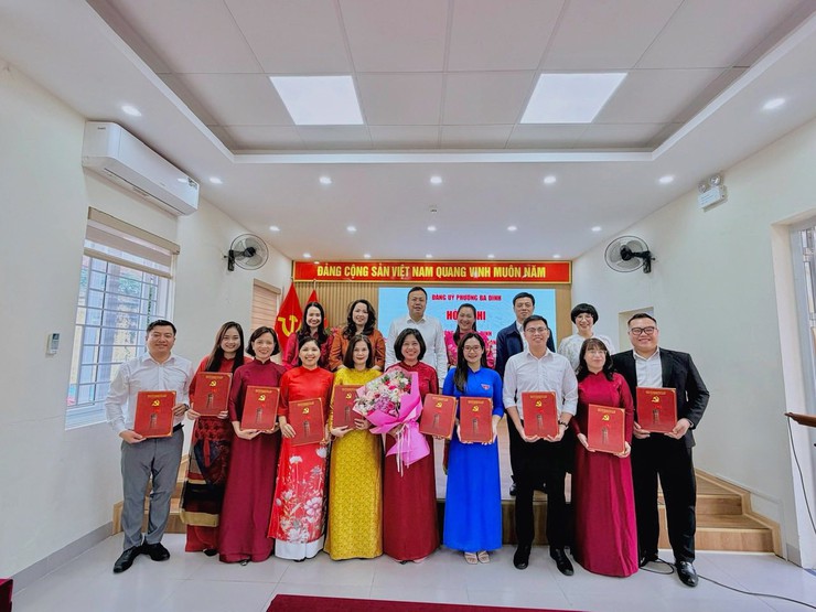 PHƯỜNG BA ĐÌNH CÔNG BỐ QUYẾT ĐỊNH VỀ VIỆC CHUYỂN ĐỔI CÁN BỘ, CÔNG CHỨC- Ảnh 2.