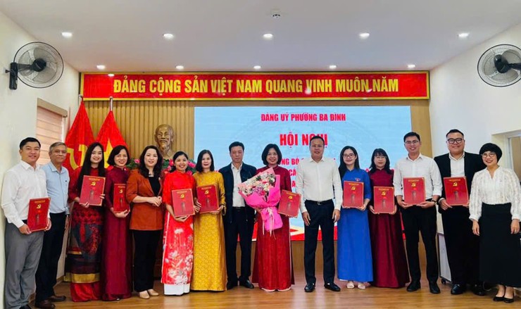 PHƯỜNG BA ĐÌNH CÔNG BỐ QUYẾT ĐỊNH VỀ VIỆC CHUYỂN ĐỔI CÁN BỘ, CÔNG CHỨC- Ảnh 1.