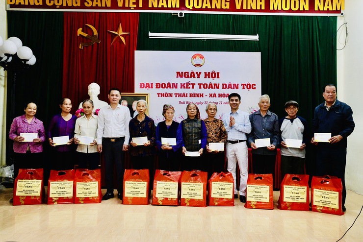 Thôn Thái Bình vui ngày hội Đại đoàn kết trao tặng quà cho các hộ khó khăn- Ảnh 4.