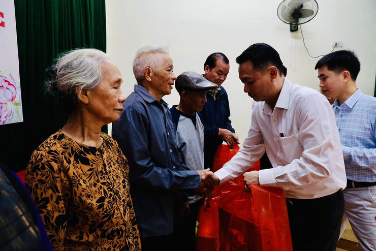 Thôn Thái Bình vui ngày hội Đại đoàn kết trao tặng quà cho các hộ khó khăn- Ảnh 5.