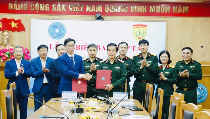 Bệnh viện đa khoa Hà Đông và Học viện Quân Y ký kết hợp tác về y tế- Ảnh 1.