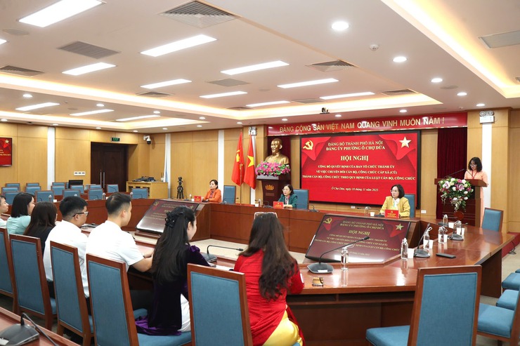 Công bố Quyết định Chuyển đổi cán bộ, công chức tại Đảng ủy Phường Ô Chợ Dừa- Ảnh 1.