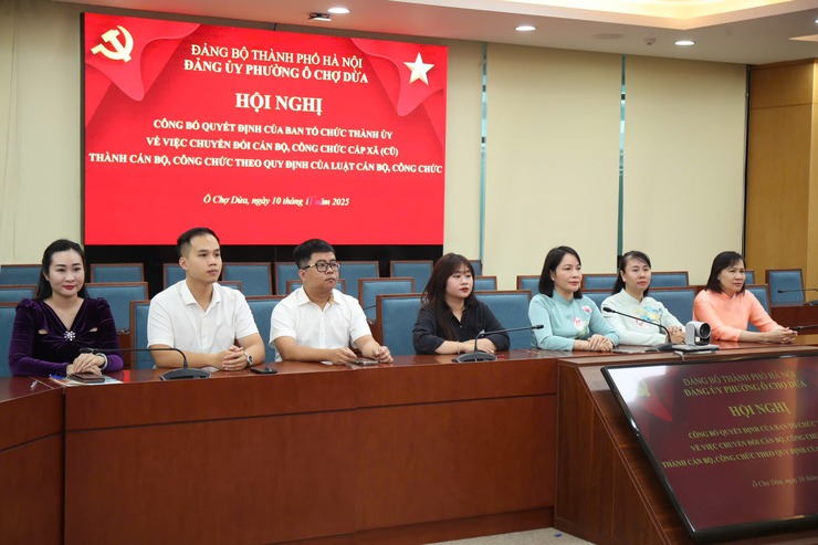 Công bố Quyết định Chuyển đổi cán bộ, công chức tại Đảng ủy Phường Ô Chợ Dừa- Ảnh 2.