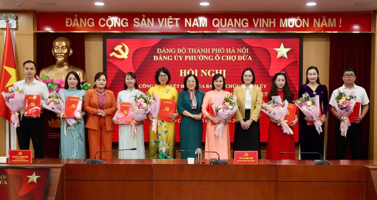 Công bố Quyết định Chuyển đổi cán bộ, công chức tại Đảng ủy Phường Ô Chợ Dừa- Ảnh 3.