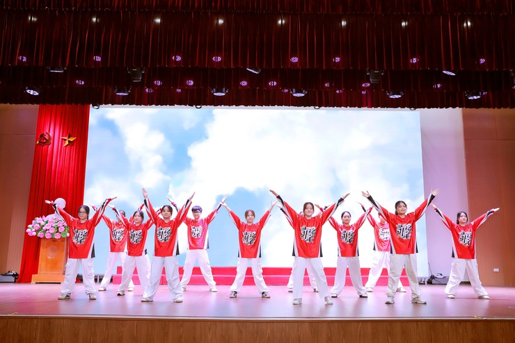 Ngày hội tư vấn và giao dịch việc làm phường Cầu Giấy: Đưa chính sách đến gần người dân- Ảnh 2.