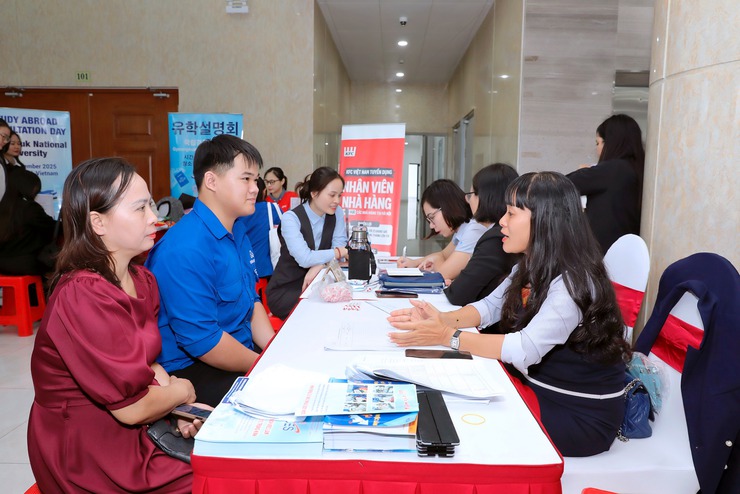 Ngày hội tư vấn và giao dịch việc làm phường Cầu Giấy: Đưa chính sách đến gần người dân- Ảnh 17.