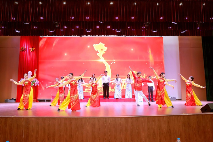 Ngày hội tư vấn và giao dịch việc làm phường Cầu Giấy: Đưa chính sách đến gần người dân- Ảnh 4.