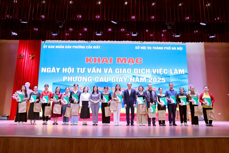 Ngày hội tư vấn và giao dịch việc làm phường Cầu Giấy: Đưa chính sách đến gần người dân- Ảnh 10.