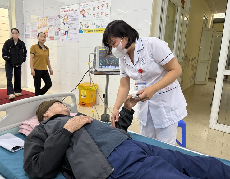 Người cao tuổi cần giữ ấm cho cơ thể khi thời tiết chuyển lạnh- Ảnh 1.