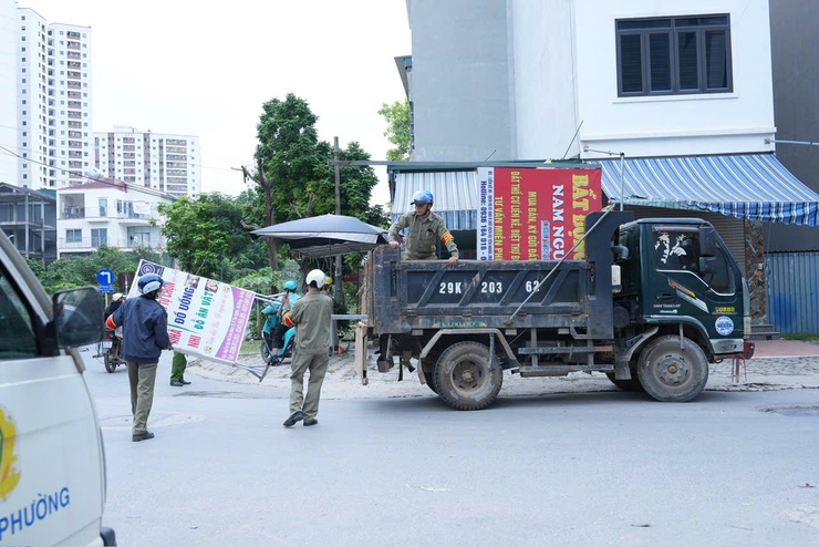 PHƯỜNG YÊN NGHĨA RA QUÂN ĐẢM BẢO TRẬT TỰ ĐÔ THỊ, AN TOÀN GIAO THÔNG VÀ VỆ SINH MÔI TRƯỜNG - Ảnh 4.