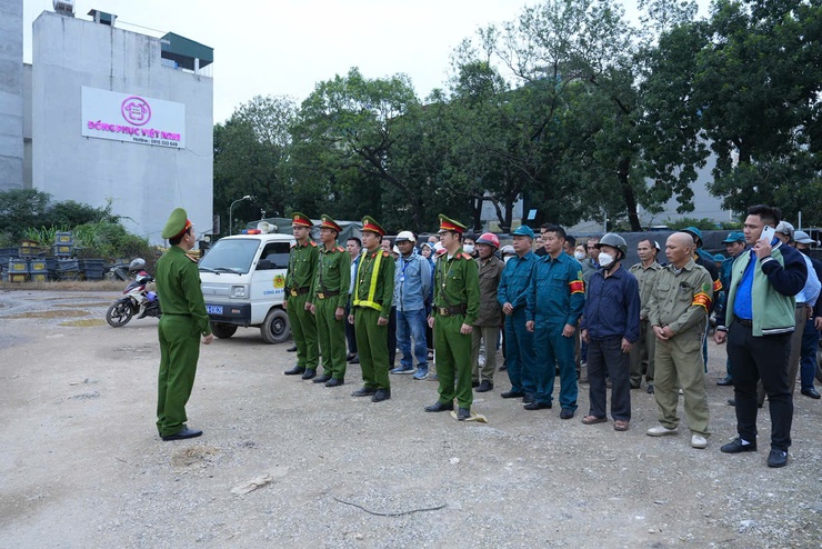 PHƯỜNG YÊN NGHĨA RA QUÂN ĐẢM BẢO TRẬT TỰ ĐÔ THỊ, AN TOÀN GIAO THÔNG VÀ VỆ SINH MÔI TRƯỜNG - Ảnh 1.