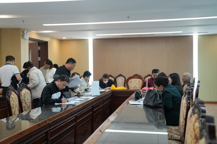 Trung tâm Phục vụ hành chính công Thành phố hỗ trợ người dân khu vực Đông Anh hoàn thiện hồ sơ mua nhà ở xã hội- Ảnh 1.