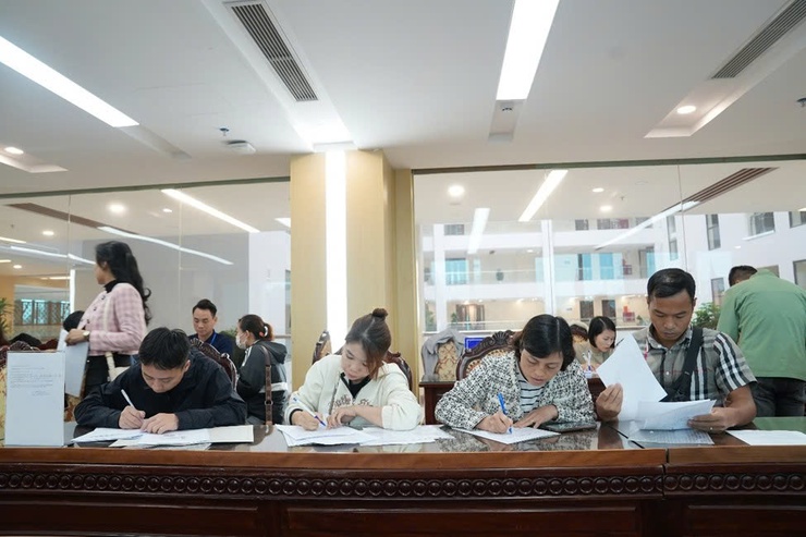 Trung tâm Phục vụ hành chính công Thành phố hỗ trợ người dân khu vực Đông Anh hoàn thiện hồ sơ mua nhà ở xã hội- Ảnh 4.