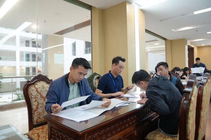 Trung tâm Phục vụ hành chính công Thành phố hỗ trợ người dân khu vực Đông Anh hoàn thiện hồ sơ mua nhà ở xã hội- Ảnh 5.