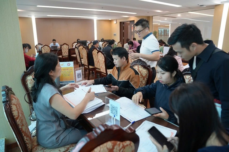 Trung tâm Phục vụ hành chính công Thành phố hỗ trợ người dân khu vực Đông Anh hoàn thiện hồ sơ mua nhà ở xã hội- Ảnh 9.