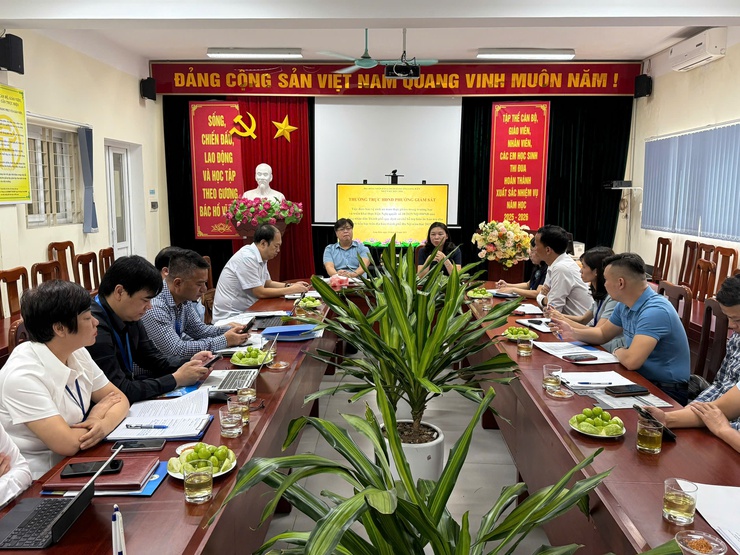 Thường trực Hội đồng nhân dân phường Long Biên giám sát việc đảm bảo vệ sinh an toàn thực phẩm trong trường học - Ảnh 2.