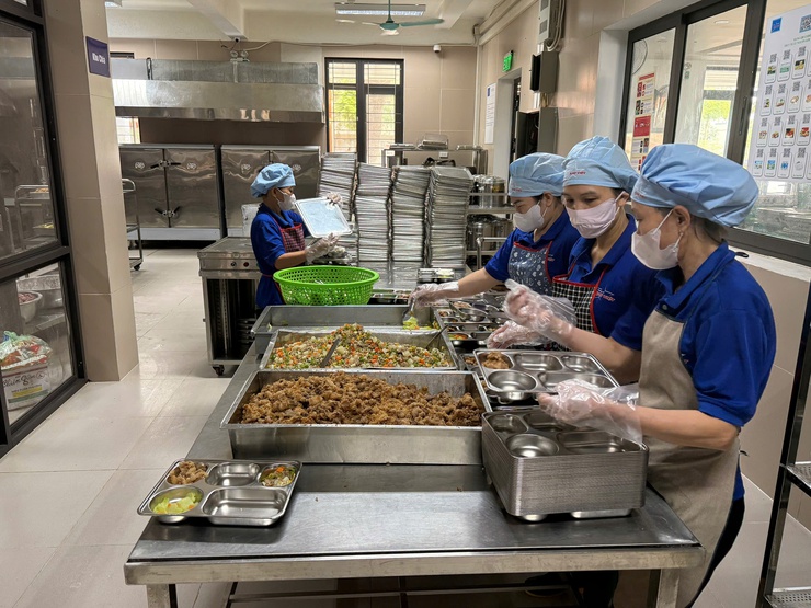 Thường trực Hội đồng nhân dân phường Long Biên giám sát việc đảm bảo vệ sinh an toàn thực phẩm trong trường học - Ảnh 9.