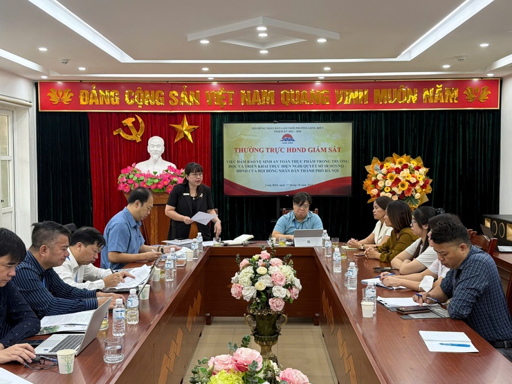 Thường trực Hội đồng nhân dân phường Long Biên giám sát việc đảm bảo vệ sinh an toàn thực phẩm trong trường học - Ảnh 4.