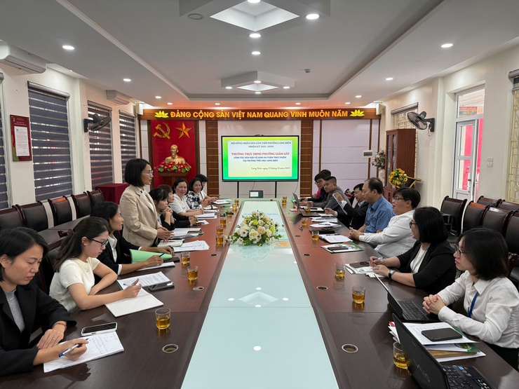 Thường trực Hội đồng nhân dân phường Long Biên giám sát việc đảm bảo vệ sinh an toàn thực phẩm trong trường học - Ảnh 3.